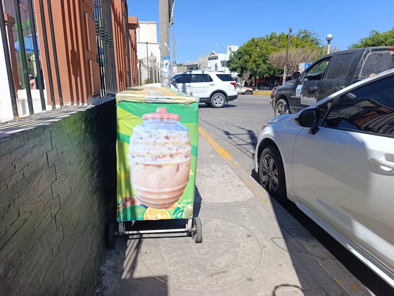 $!Gobierno de Escuinapa limpia banquetas y calles para garantizar paso de peatones