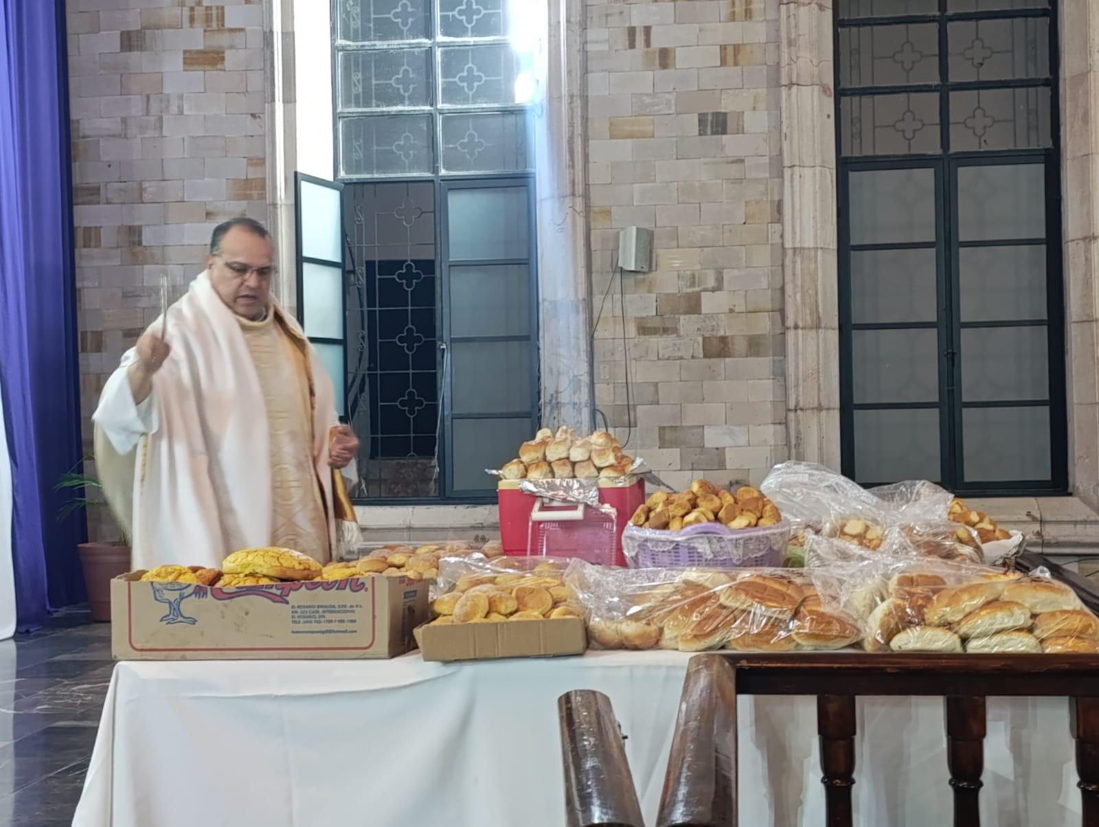 $!Llaman a orar por los sacerdotes y el Papa en la misa de Jueves Santo en Escuinapa