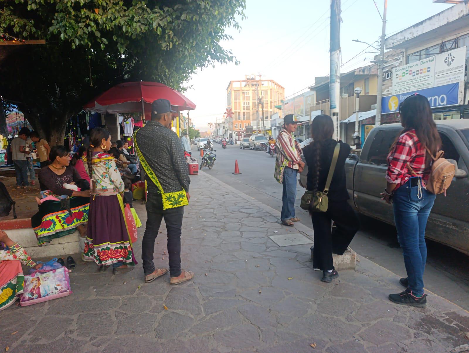 $!Usuarios de camiones continúan varados en Escuinapa, tras los enfrentamientos