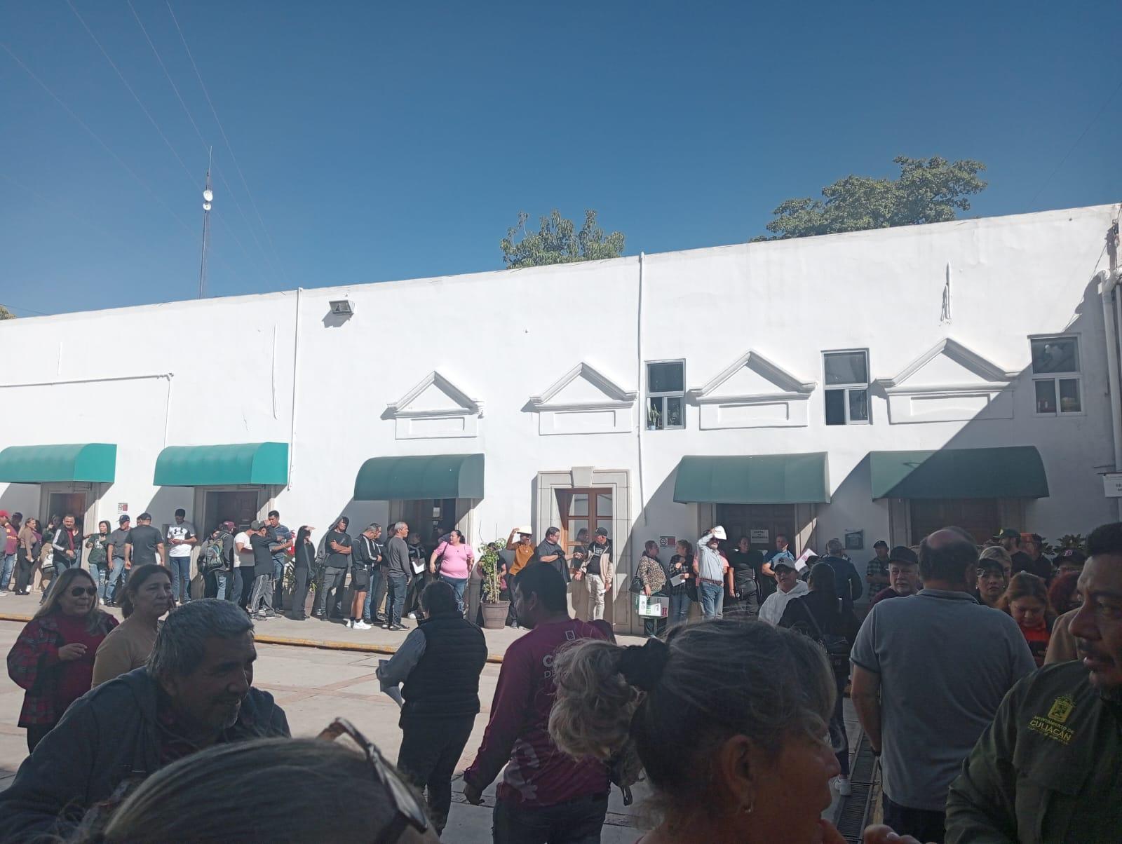$!Realizan trabajadores del Ayuntamiento de Culiacán largas filas para solicitar préstamos