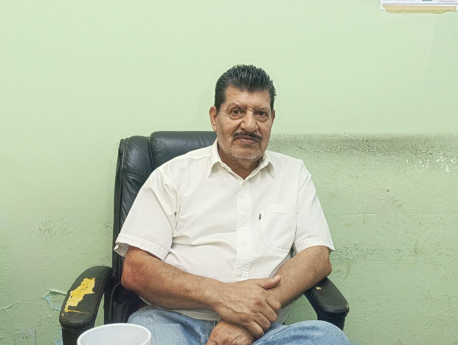 $!Un árbol de 70 años es tirado en secundaria de Escuinapa tras comenzar a secarse