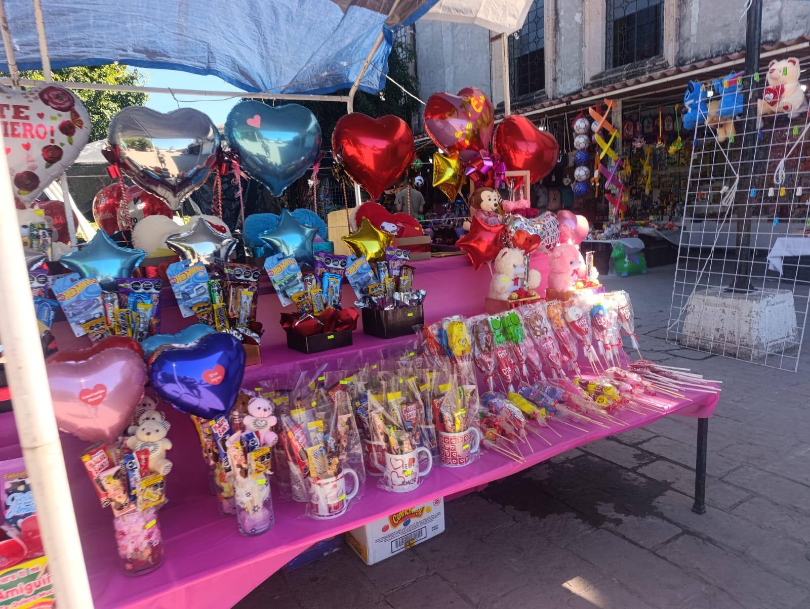 $!Comerciantes y floristas esperan en Escuinapa que mejoren las ventas este 14 de febrero