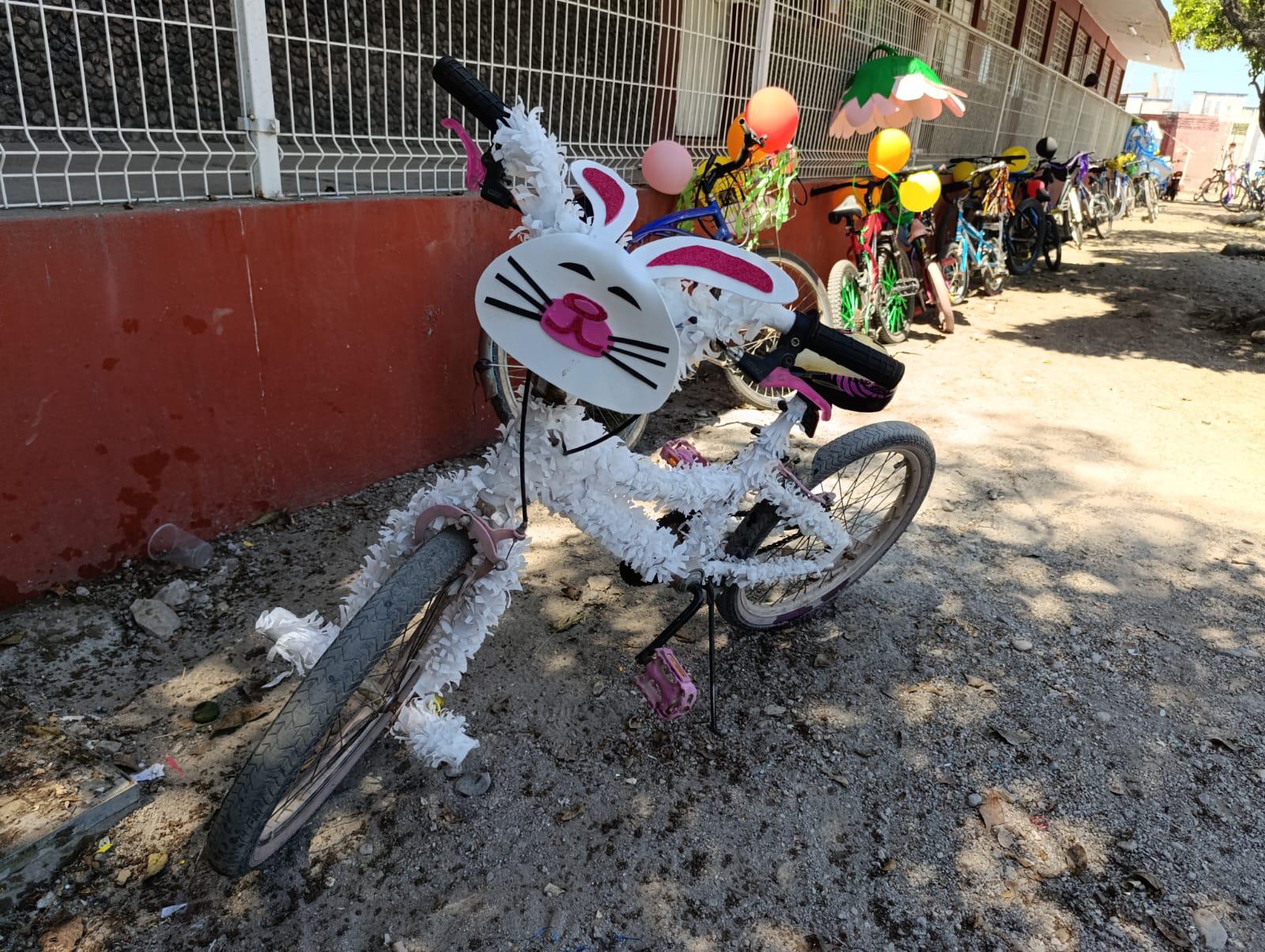 $!Adán Noé rinde homenaje a la bicicleta y la pesca de Escuinapa