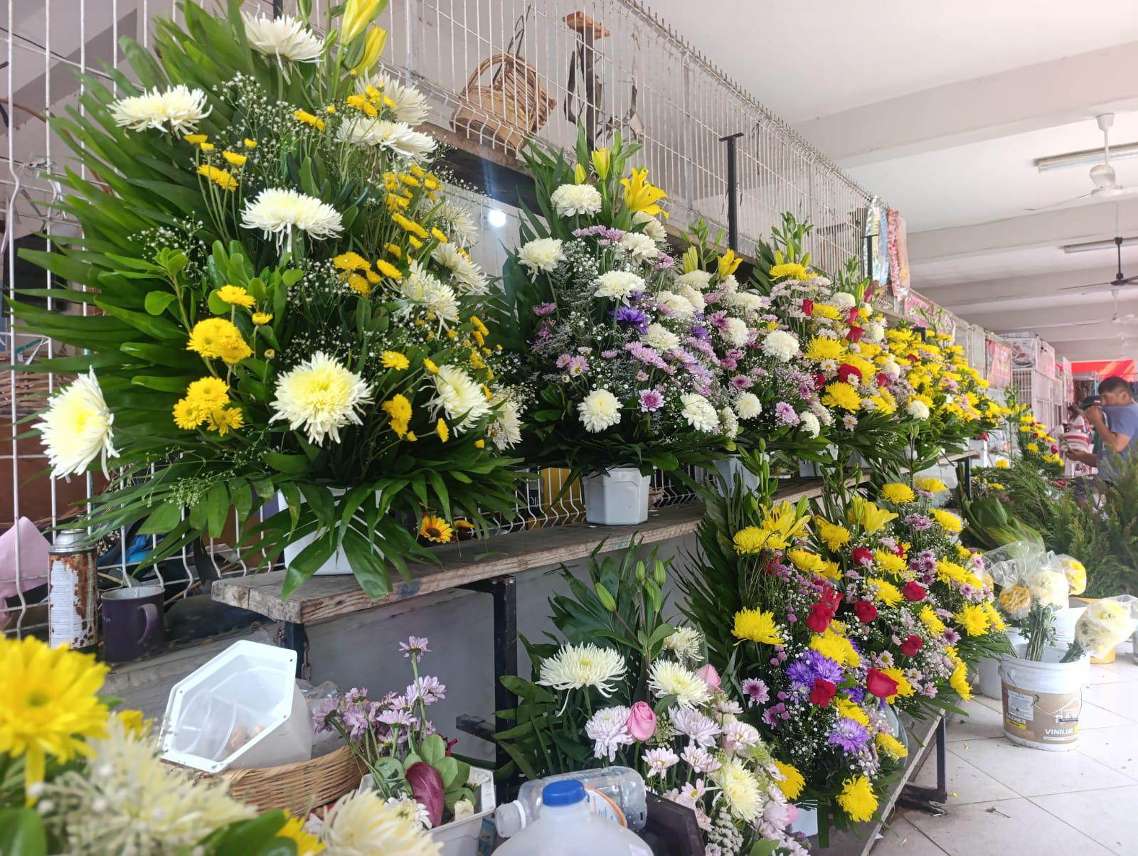 $!Reportan vendedores de flores y regalos buenas ventas en Escuinapa