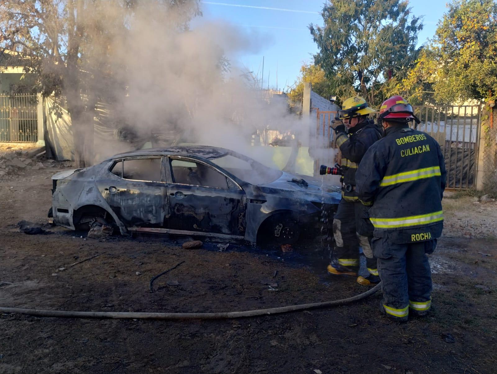 $!Se incendia por completo auto en la Díaz Ordaz, en Culiacán