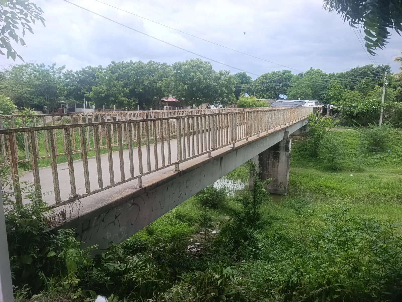 $!Avanza deterioro de puente peatonal de la Colonia Paredones, en Escuinapa
