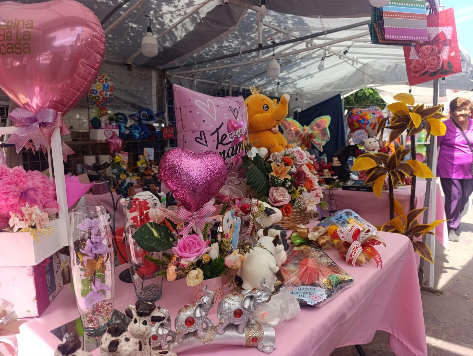 $!Reportan vendedores de flores y regalos buenas ventas en Escuinapa