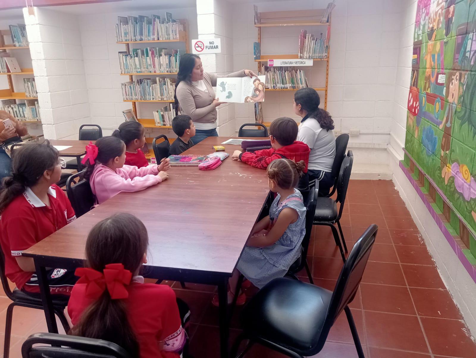 $!Guiados por las bibliotecarias siguieron con otros cuentos.