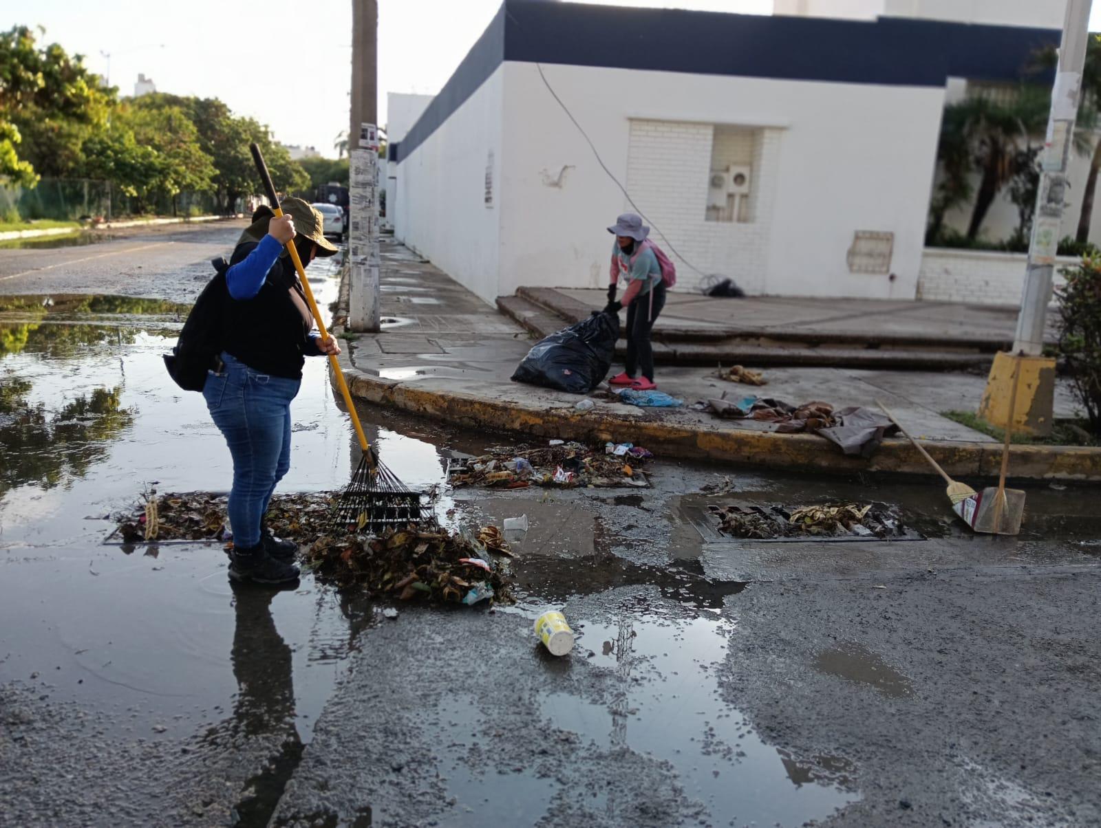 $!Recogen todo tipo de basura tras las lluvias del sábado y madrugada de domingo, en Mazatlán