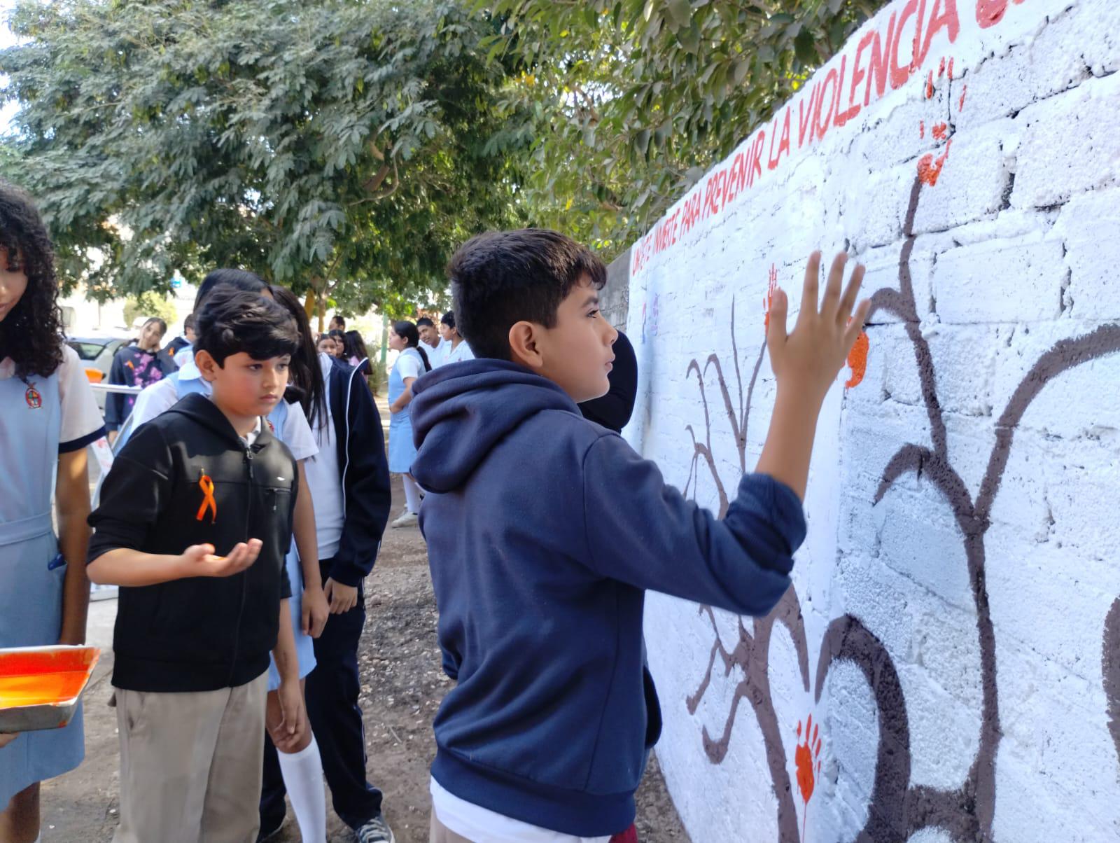 $!Plasman sus huellas en mural por Día de Eliminación de la Violencia contra la Mujer en Escuinapa