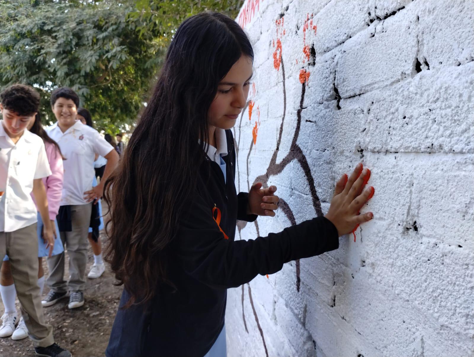 $!Plasman sus huellas en mural por Día de Eliminación de la Violencia contra la Mujer en Escuinapa