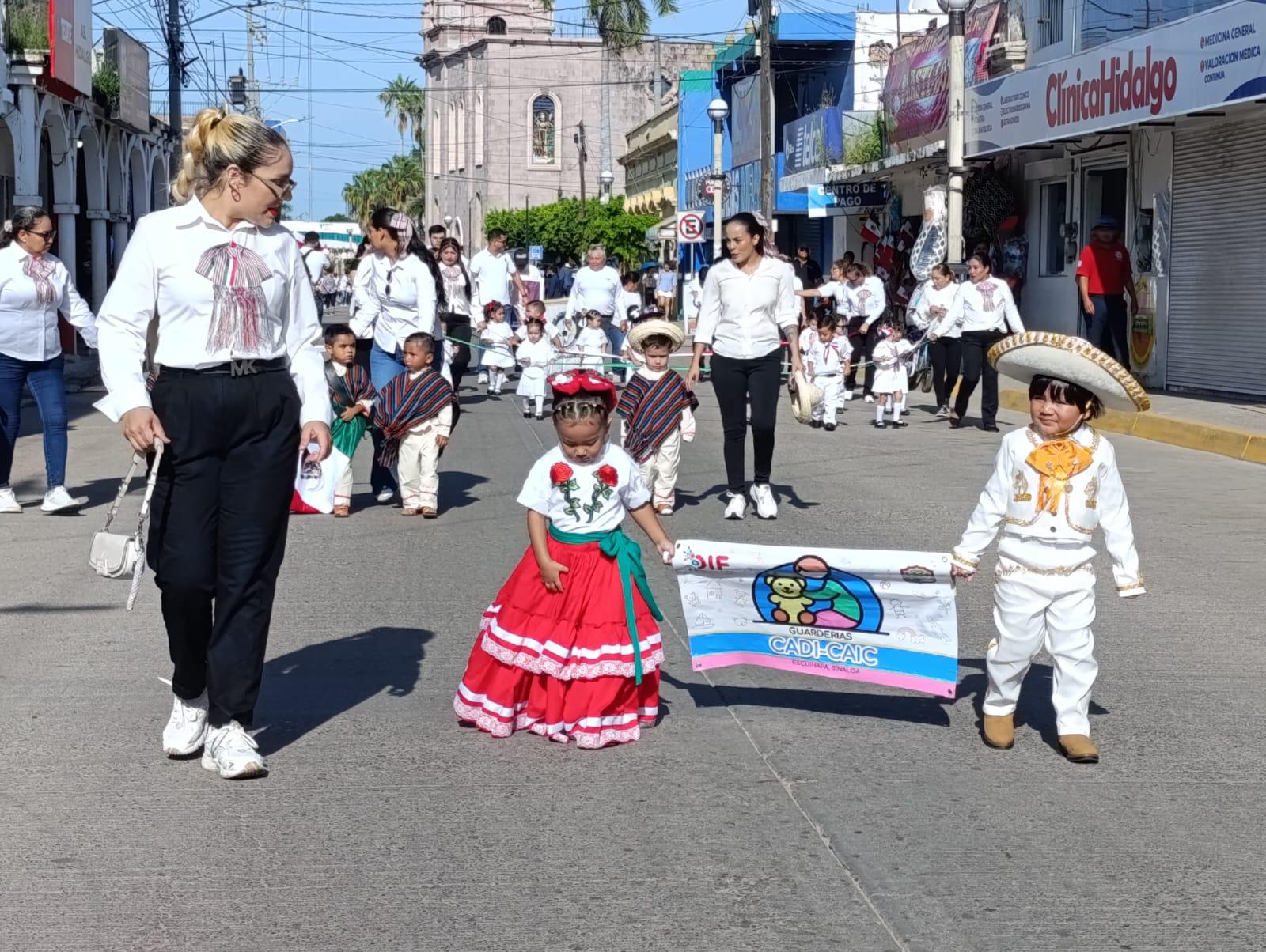 $!Alumnos de preescolar participaron en Escuinapa en el desfile por la independencia