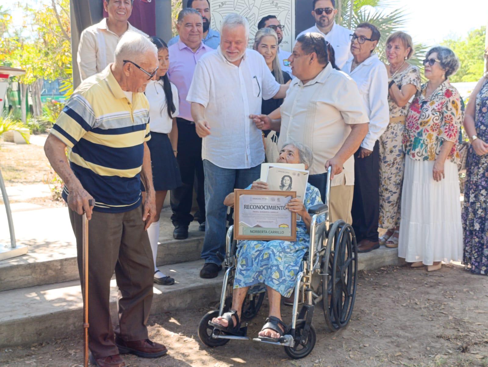 $!Escuinapa honra a maestros con placa conmemorativa en parque Candelaria Grave