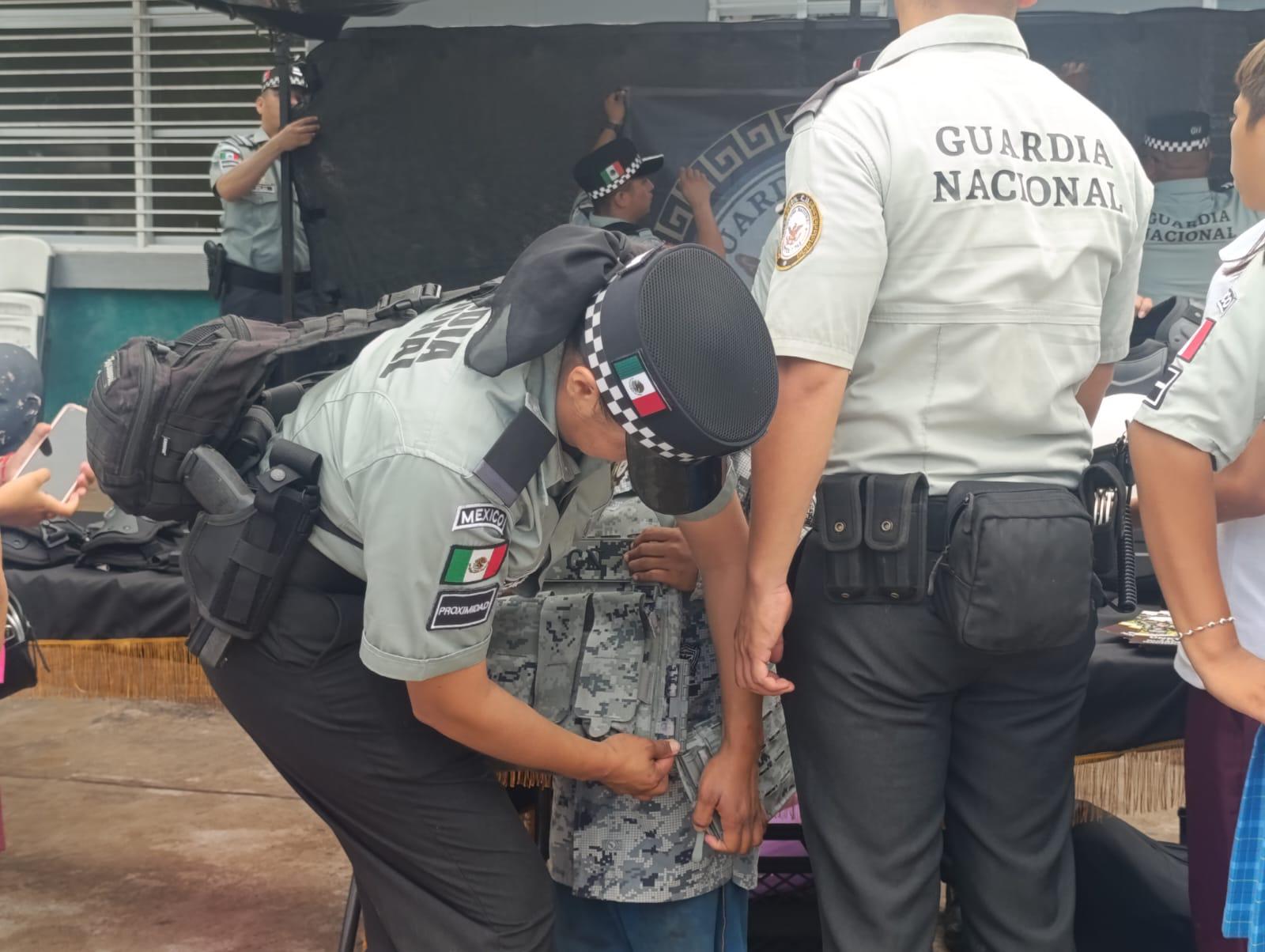 $!Módulos del Ejército, Marina y Guardia Nacional captan la atención de niños en la Jornada por la Paz en Escuinapa
