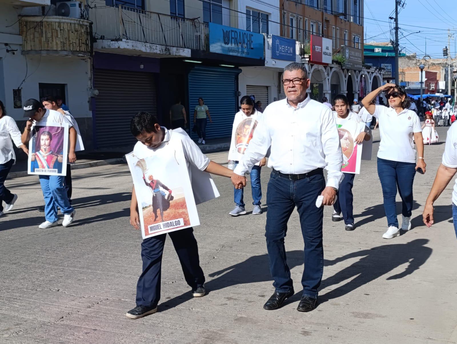 $!Alumnos de preescolar participaron en Escuinapa en el desfile por la independencia