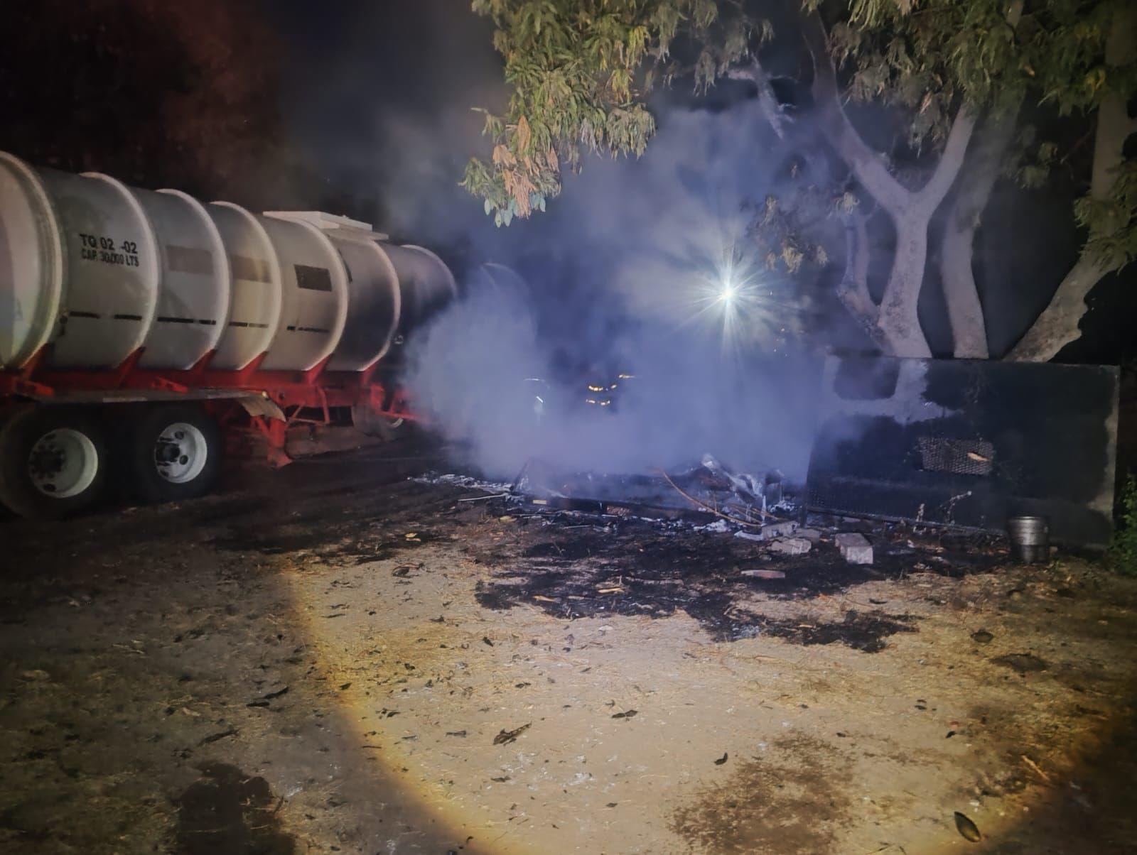 $!Incendio consume casa rodante y remolque en Guasave