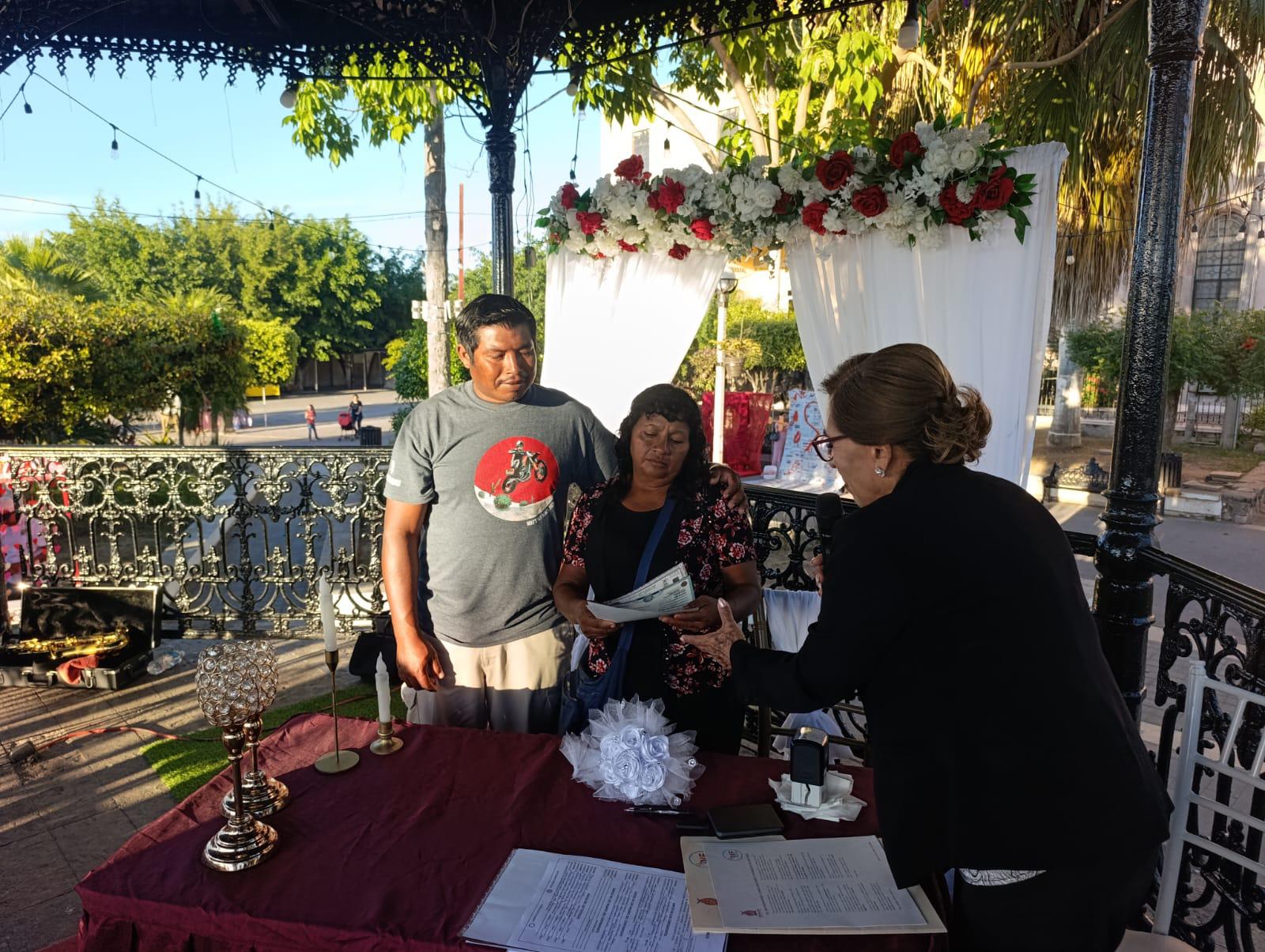 $!Catorce parejas formalizan su unión en Escuinapa durante el programa ‘Cásate conmigo’