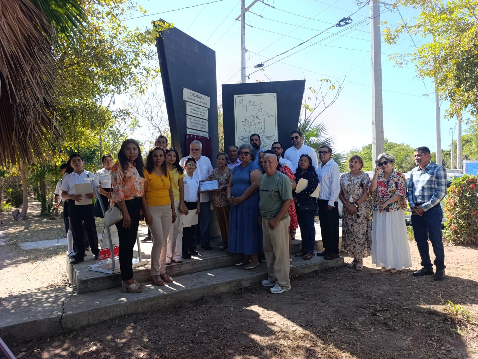 $!Escuinapa honra a maestros con placa conmemorativa en parque Candelaria Grave
