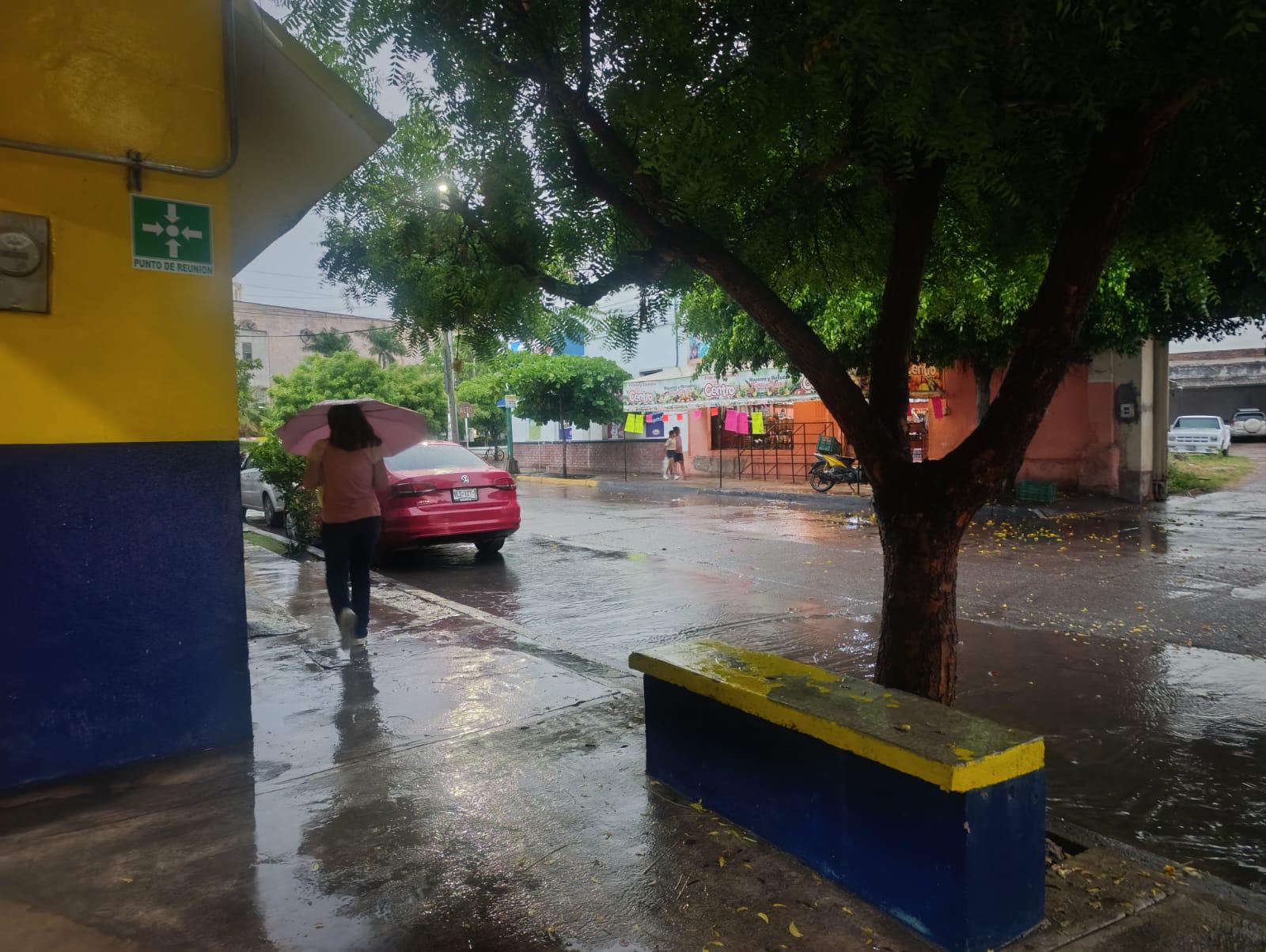$!Ligera lluvia ‘disminuye’ el calor intenso en Escuinapa
