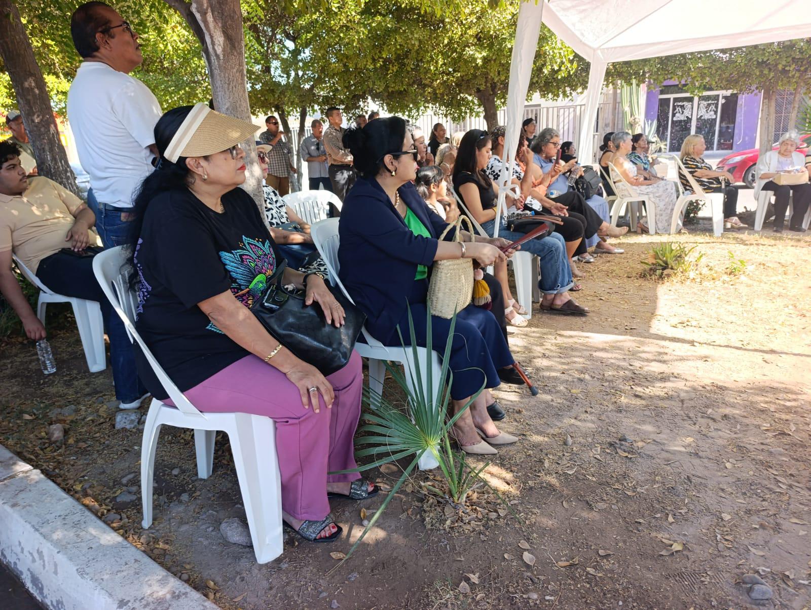 $!Escuinapa honra a maestros con placa conmemorativa en parque Candelaria Grave