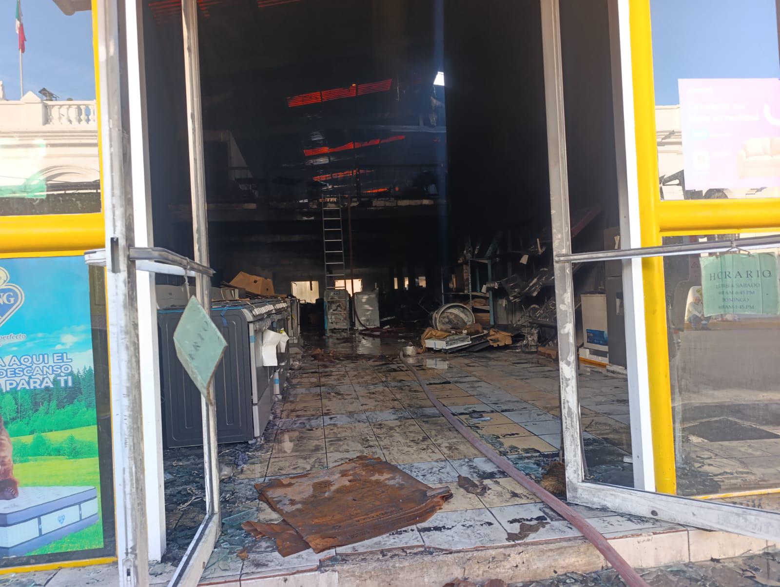 $!Se incendia mueblería en el Centro de Escuinapa