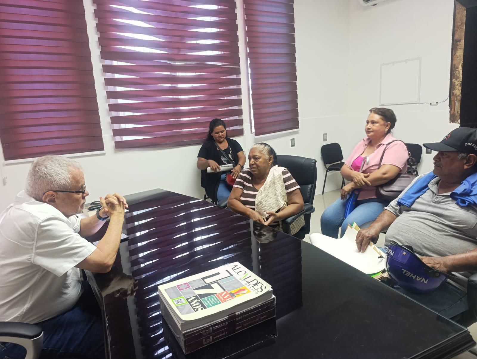$!Se reúnen jubilados con Alcalde de Escuinapa; exigen solución a sueldos pendientes