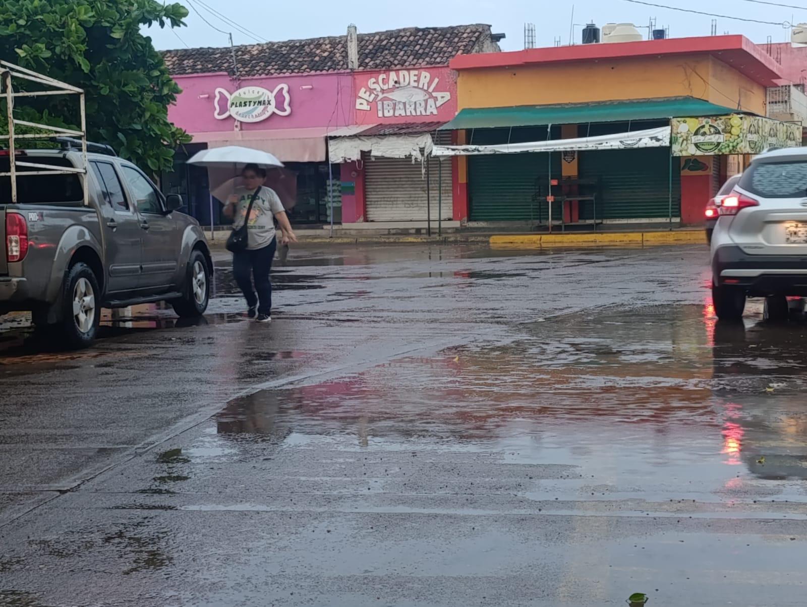 $!Ligera lluvia ‘disminuye’ el calor intenso en Escuinapa