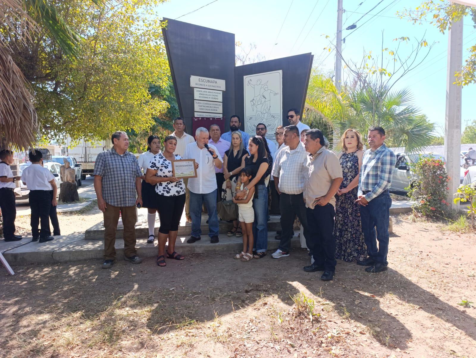 $!Escuinapa honra a maestros con placa conmemorativa en parque Candelaria Grave