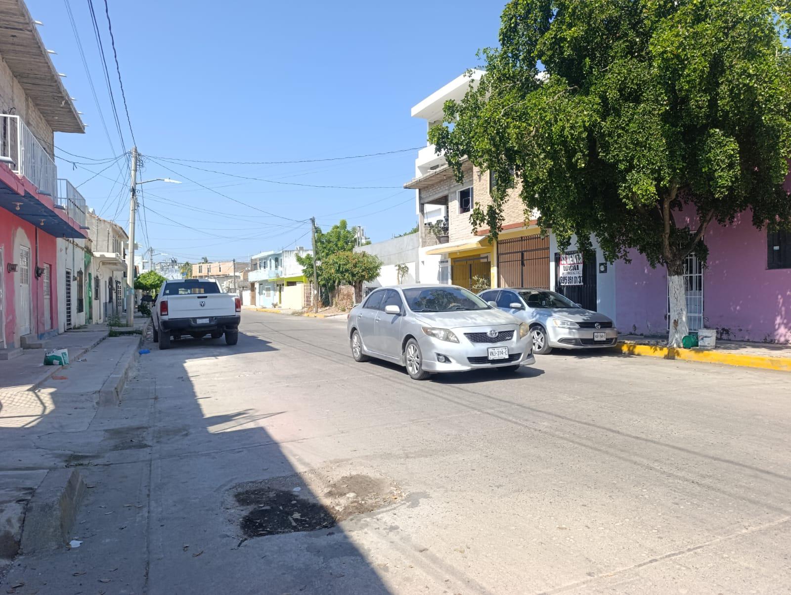 $!Vecinos del Centro de Escuinapa denuncian por fugas de aguas residuales
