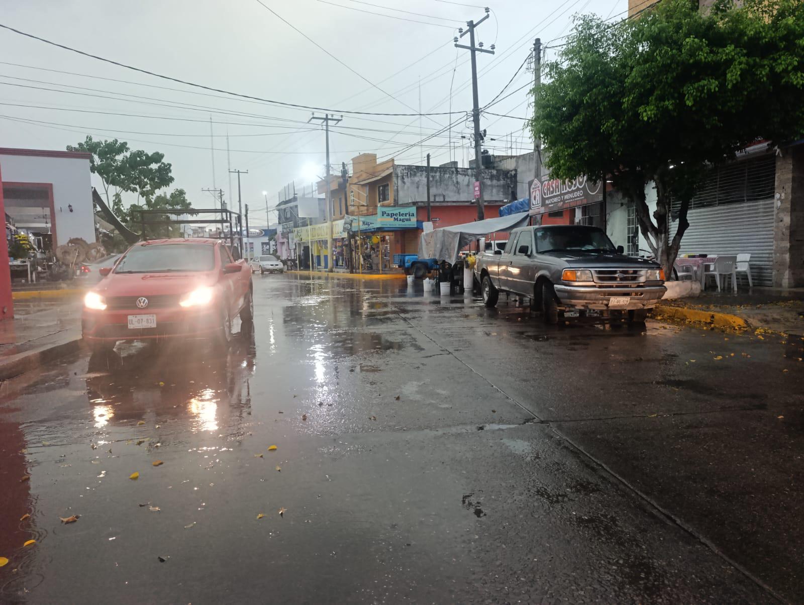 $!Ligera lluvia ‘disminuye’ el calor intenso en Escuinapa