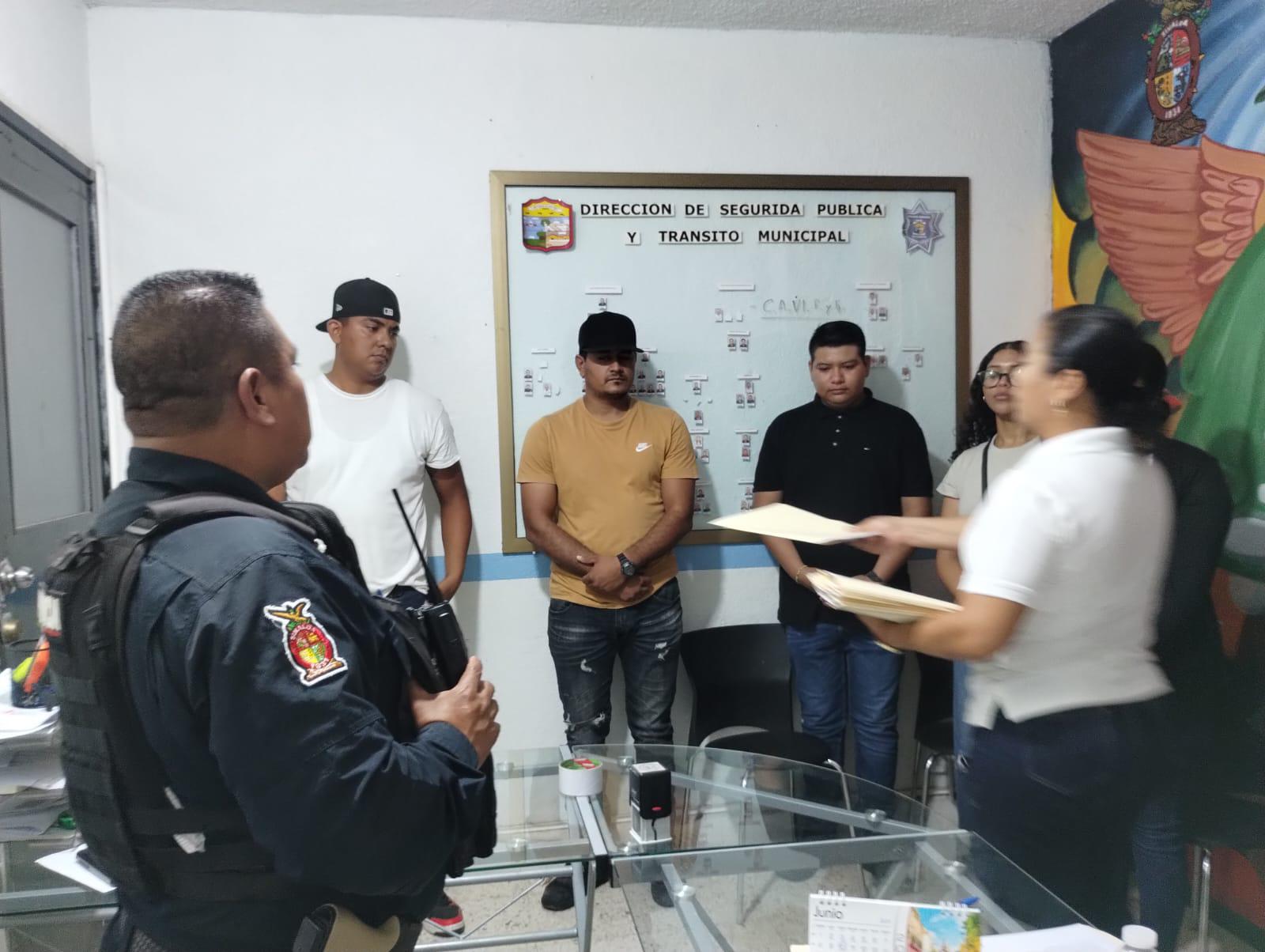 $!Aprueban 8 jóvenes examen de ingreso a ser policía, en Escuinapa