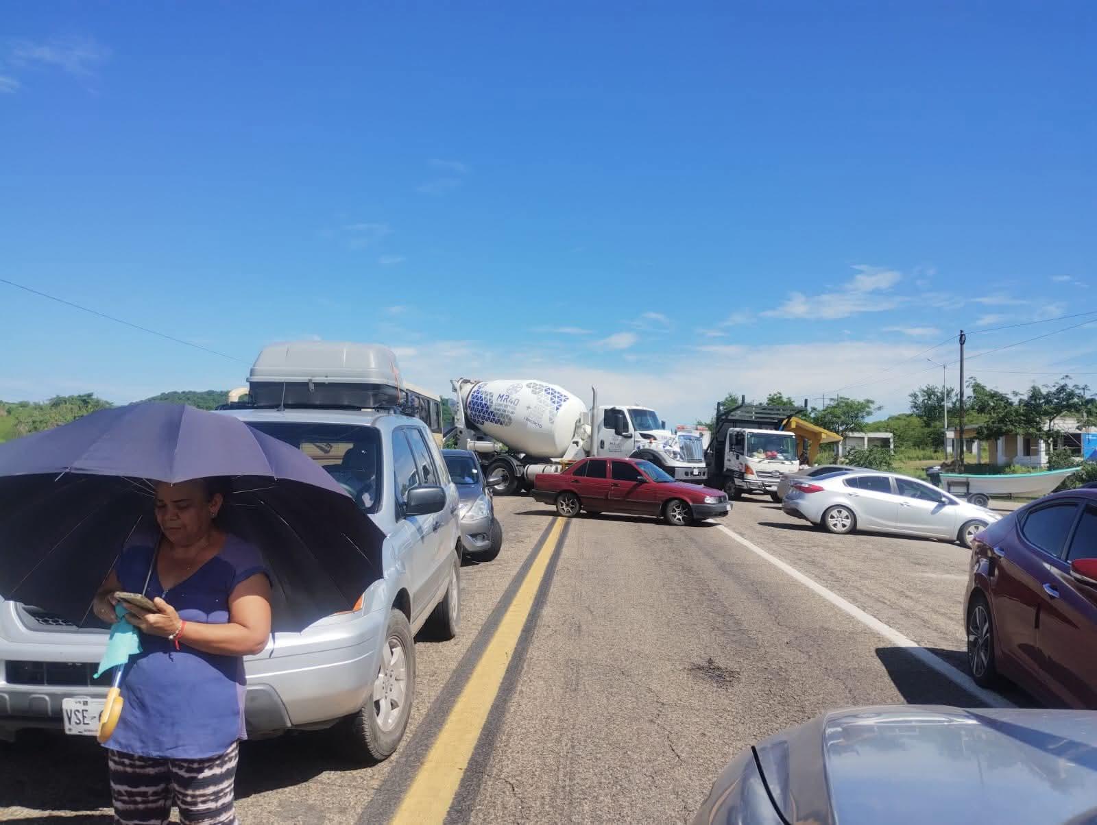 $!Bloquean carretera Mazatlán–Culiacán: habitantes de Los Zapotes exigen agua potable