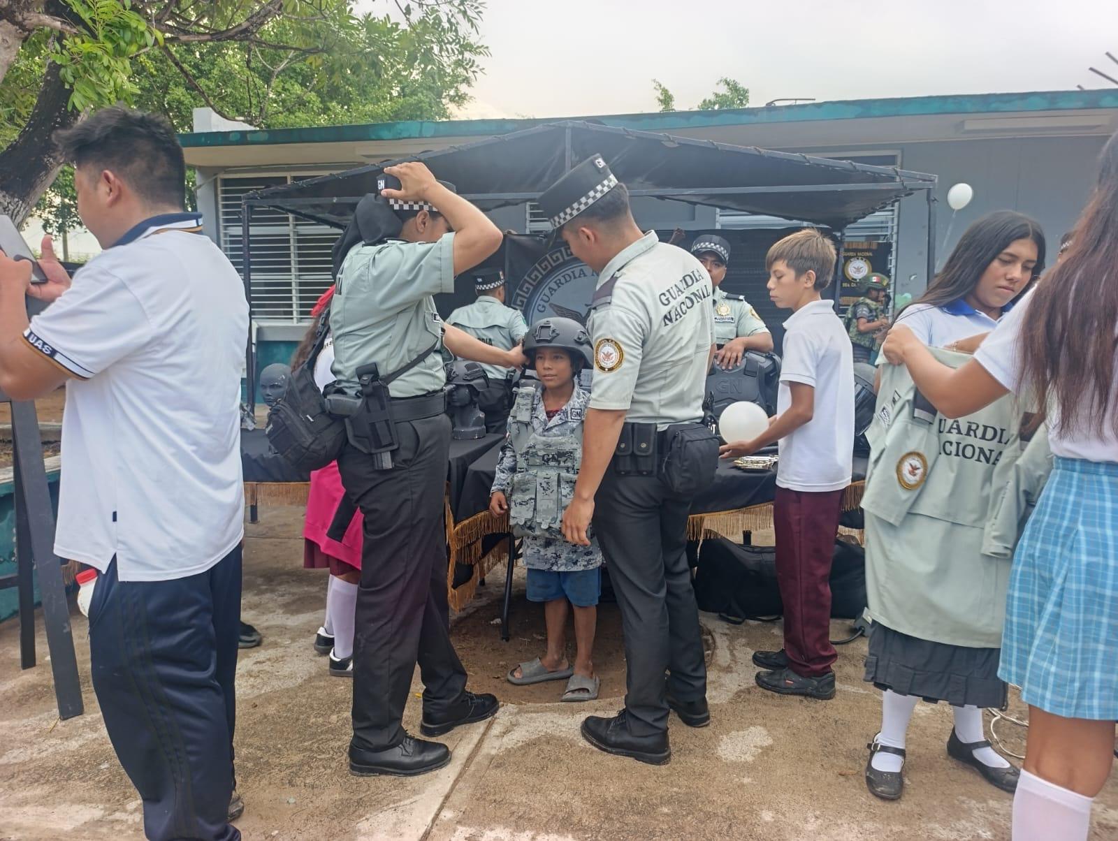 $!Módulos del Ejército, Marina y Guardia Nacional captan la atención de niños en la Jornada por la Paz en Escuinapa