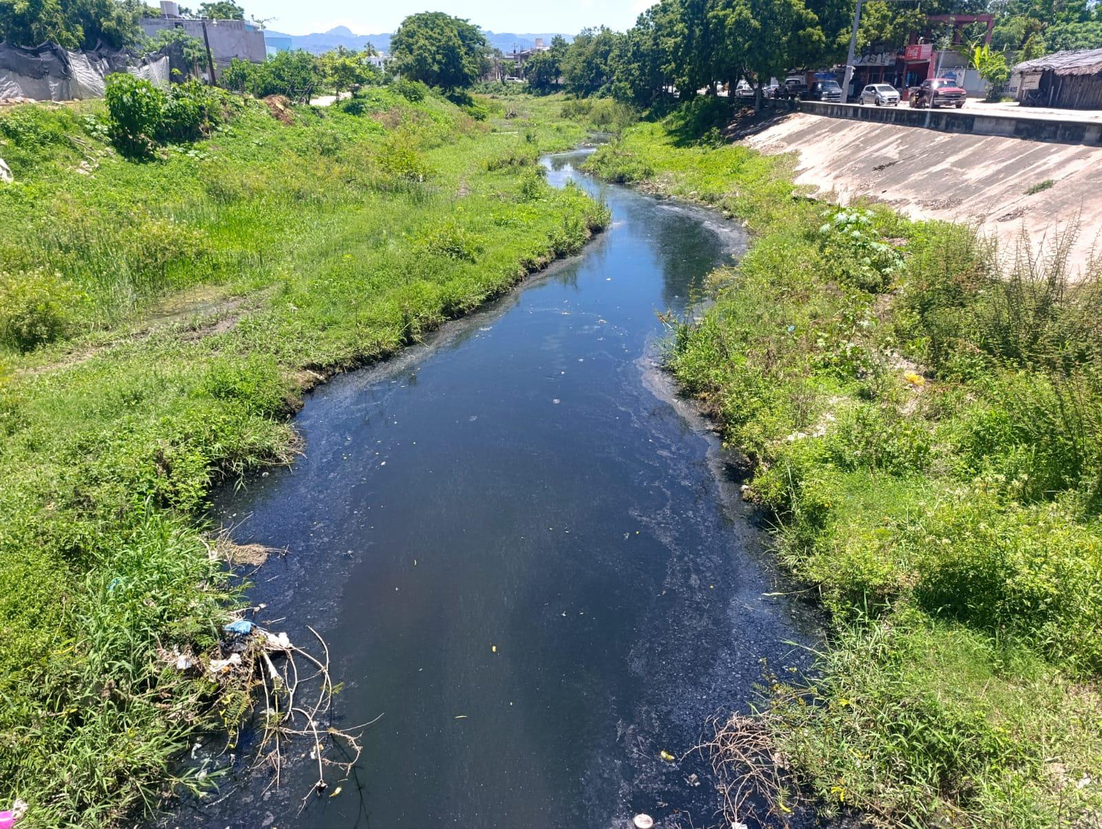 $!Alcantarilla arroja aguas residuales al arroyo Buñigas en Escuinapa
