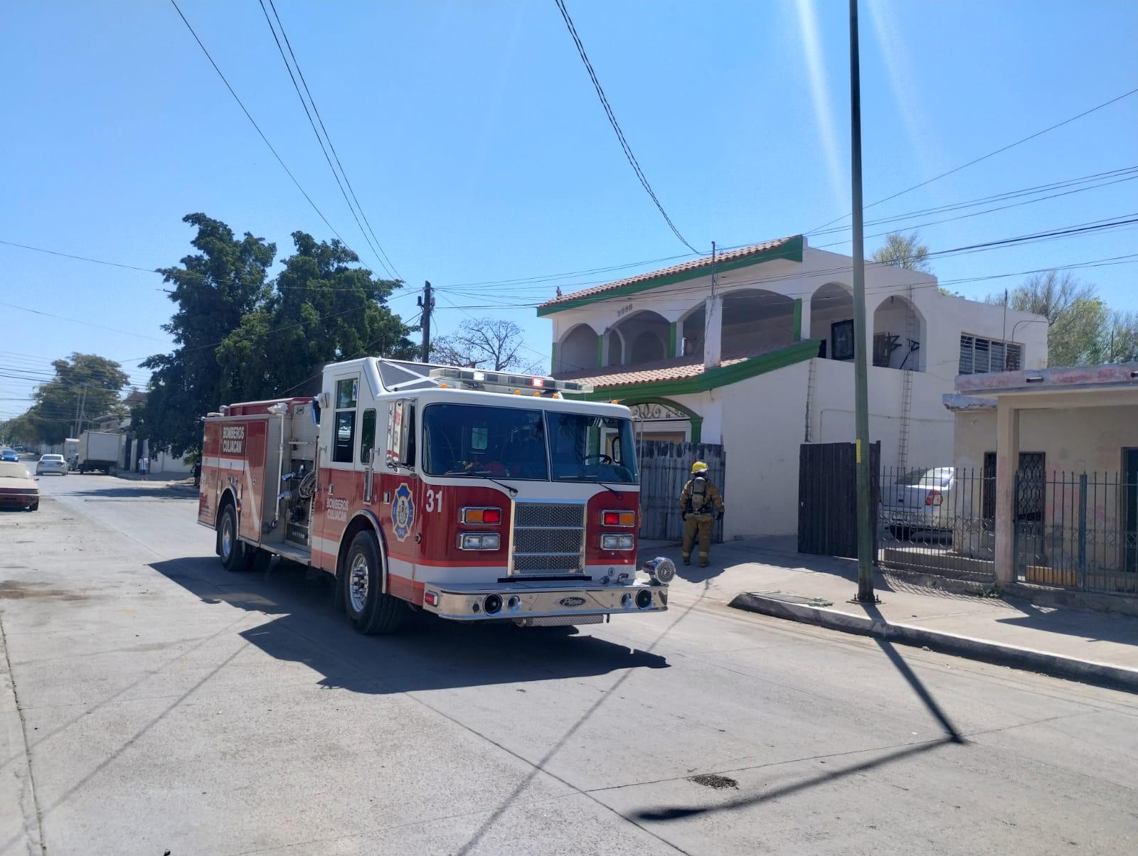 $!Quema de basura provoca la movilización de Bomberos Veteranos en la colonia Pemex, en Culiacán