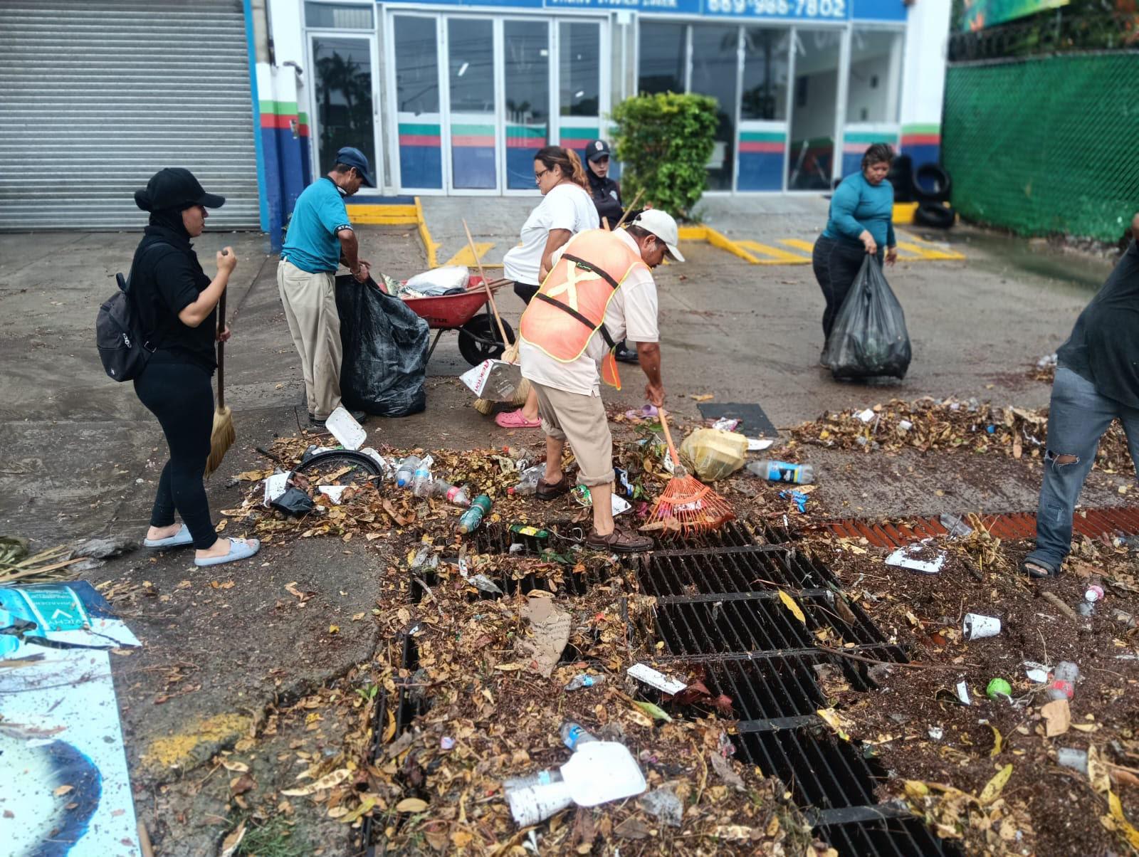 $!Mantienen limpieza de rejillas y ductos pluviales tras las fuertes lluvias