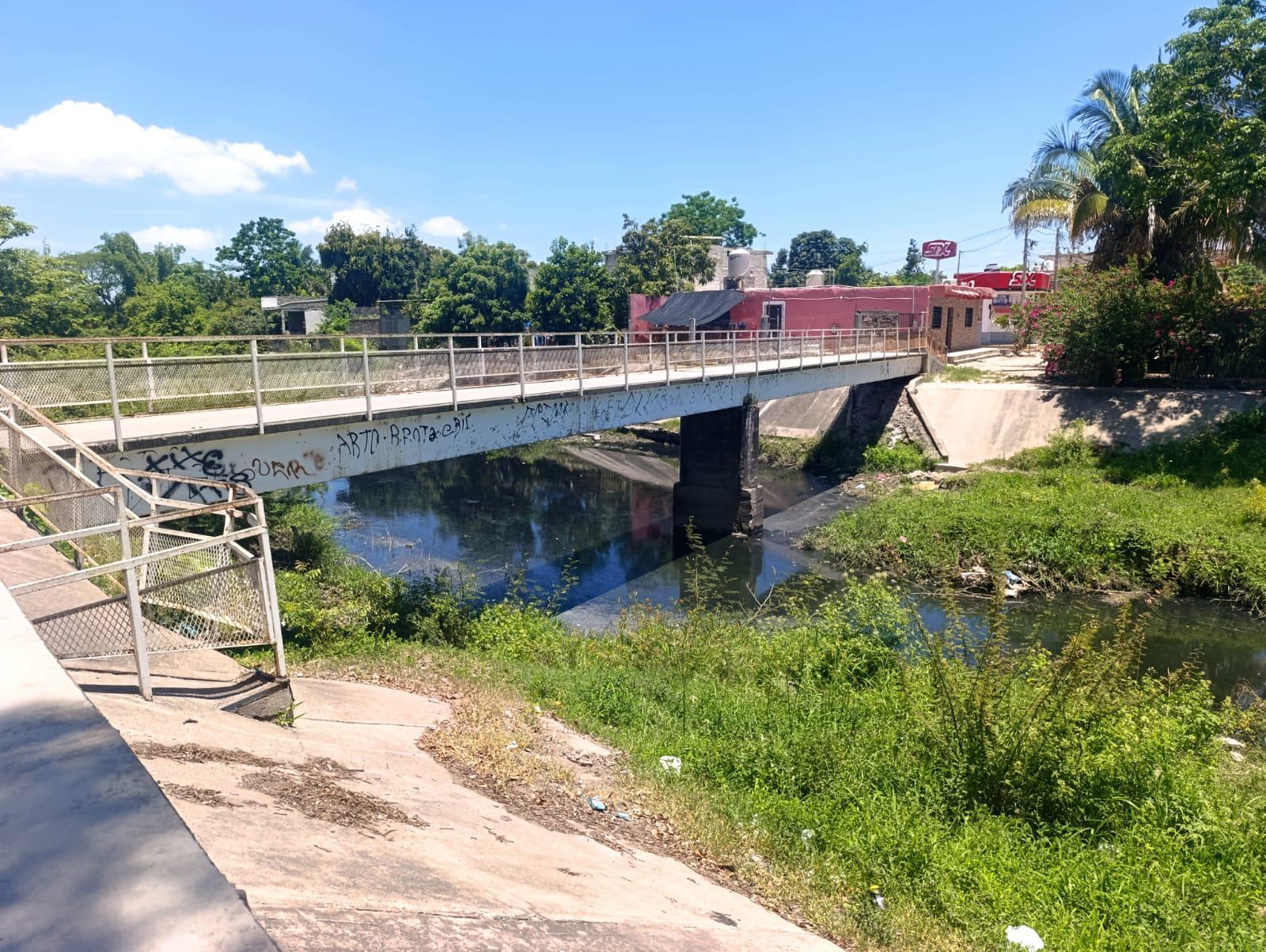 $!Alcantarilla arroja aguas residuales al arroyo Buñigas en Escuinapa