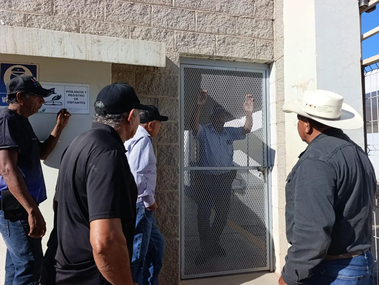 $!Productores de mango de Escuinapa protestan en empaque para exigir pago de la fruta