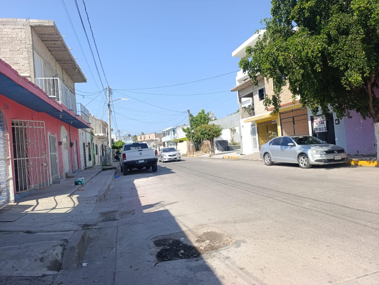 $!Vecinos del Centro de Escuinapa denuncian por fugas de aguas residuales