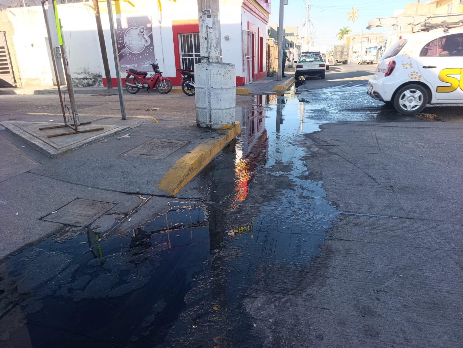 $!Vecinos de Escuinapa padecen fuga de aguas negras