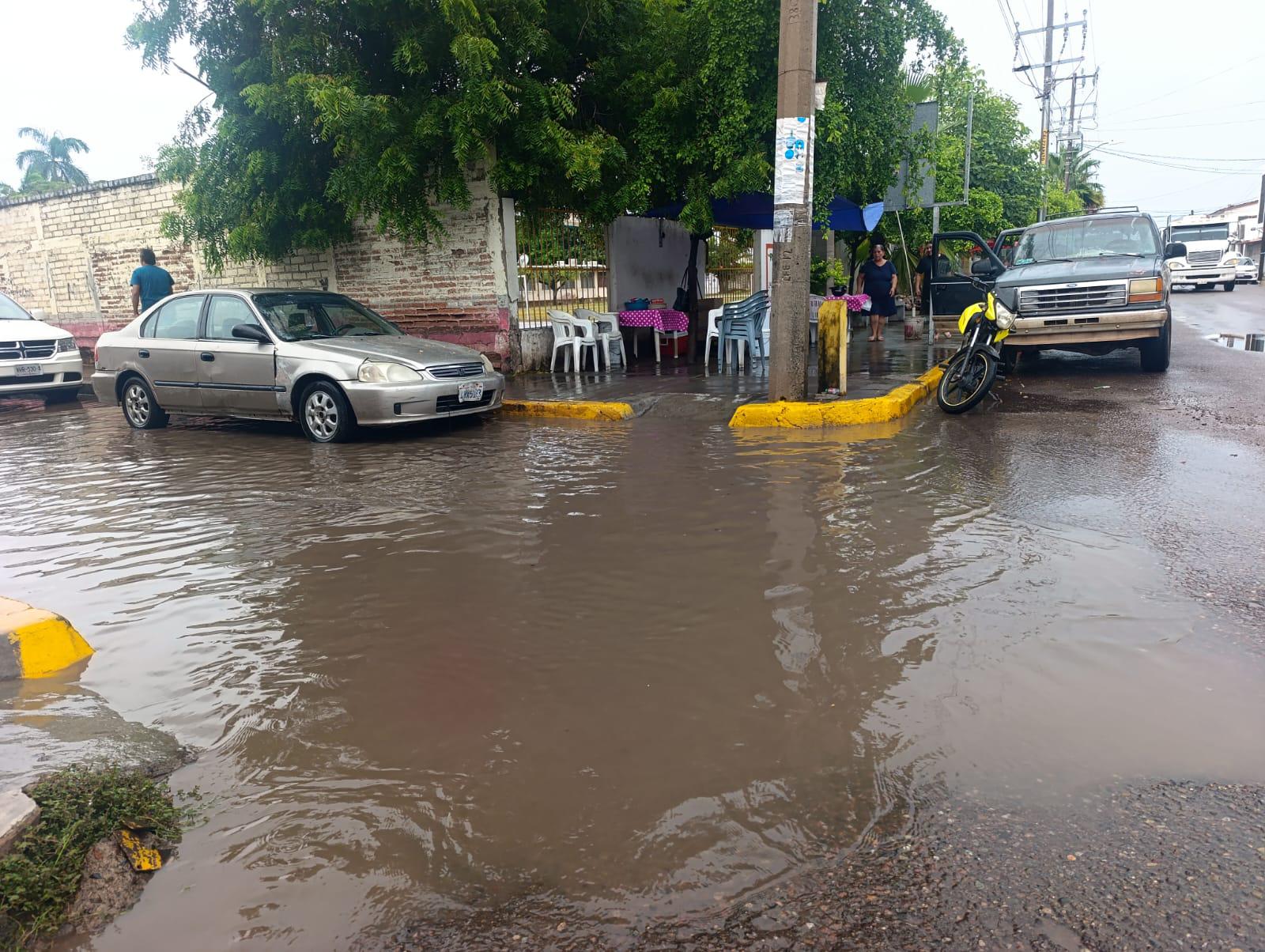 $!Lluvias en Escuinapa deja a varios sectores sin servicio eléctrico