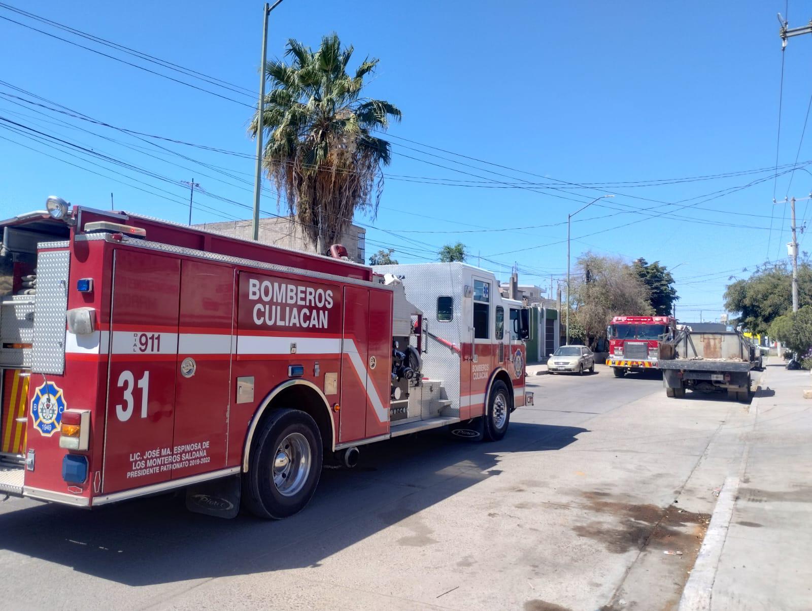 $!Quema de basura provoca la movilización de Bomberos Veteranos en la colonia Pemex, en Culiacán