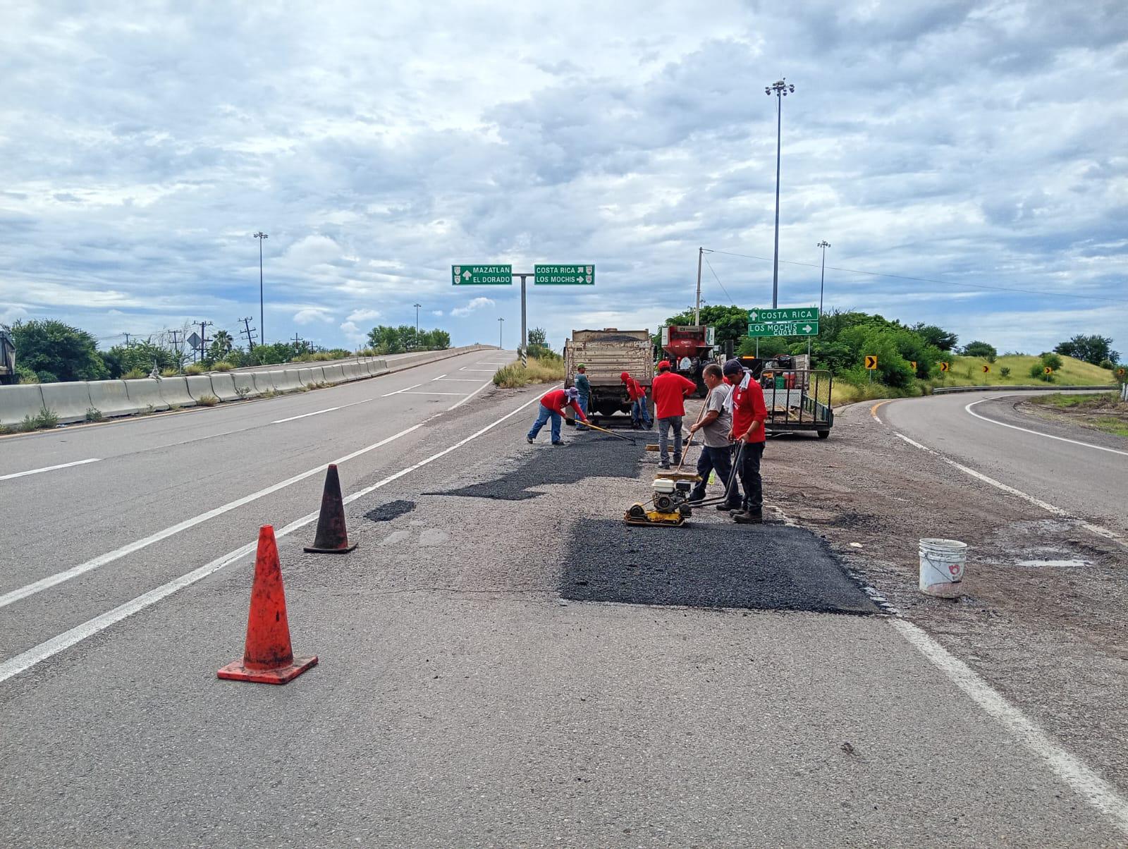 $!Avanza Comuna con trabajos de bacheo en Culiacán; cuadrillas municipales reparan asfalto en puntos afectados