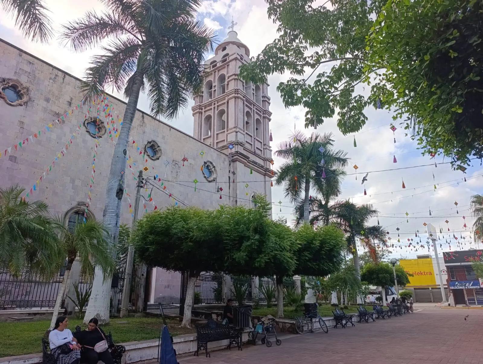$!Adornan Parroquia San Francisco de Asís e instalan nueva campana en Escuinapa