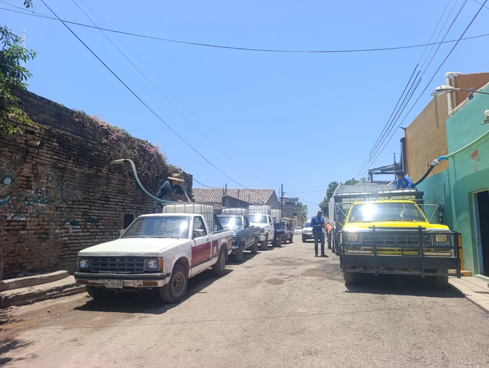 $!Ante el desabasto de agua en Escuinapa, por corte de la luz, vendedores en pipas no se dan abasto