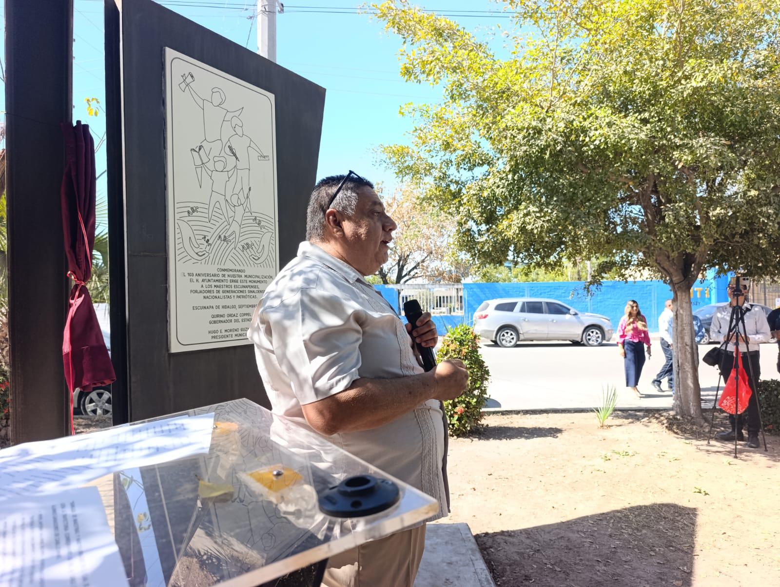 $!Escuinapa honra a maestros con placa conmemorativa en parque Candelaria Grave