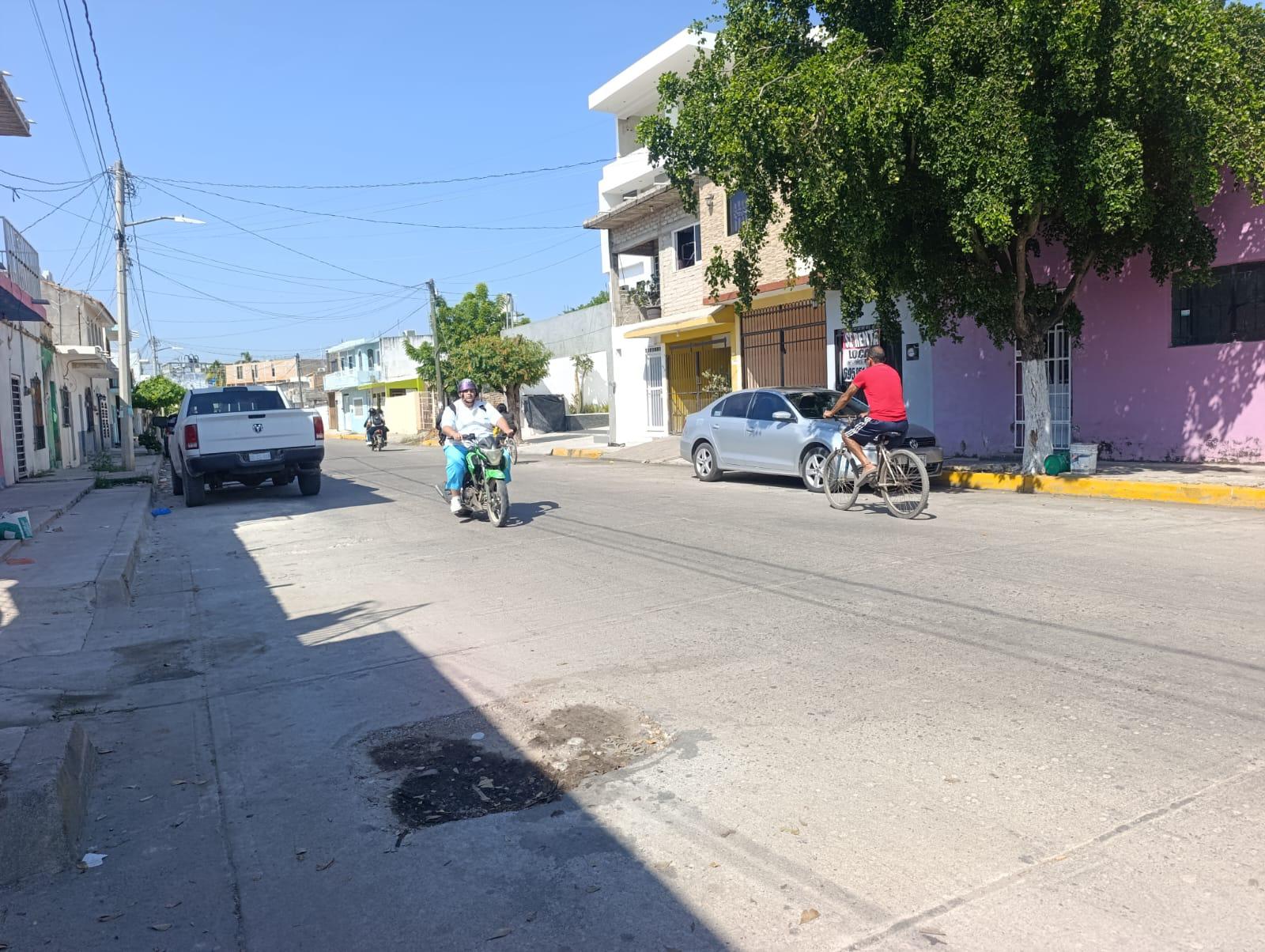 $!Vecinos del Centro de Escuinapa denuncian por fugas de aguas residuales