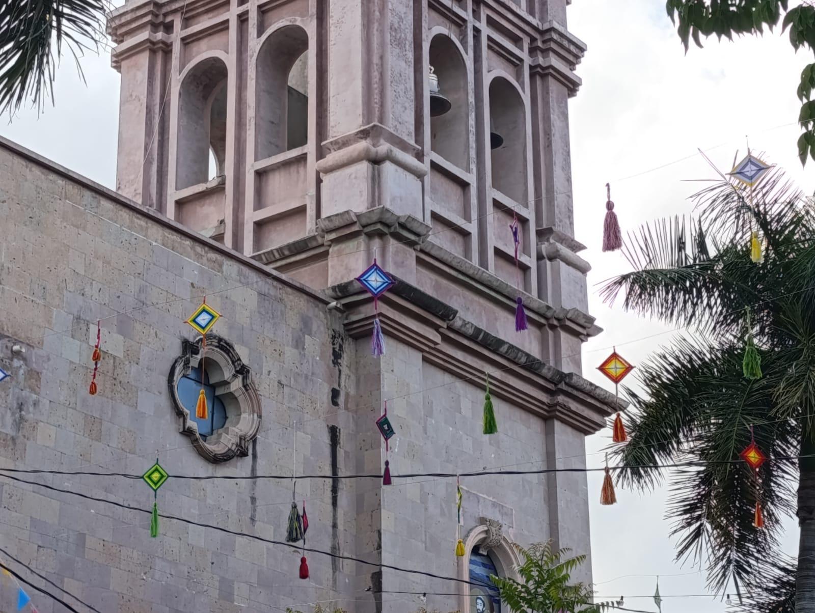 $!Adornan Parroquia San Francisco de Asís e instalan nueva campana en Escuinapa