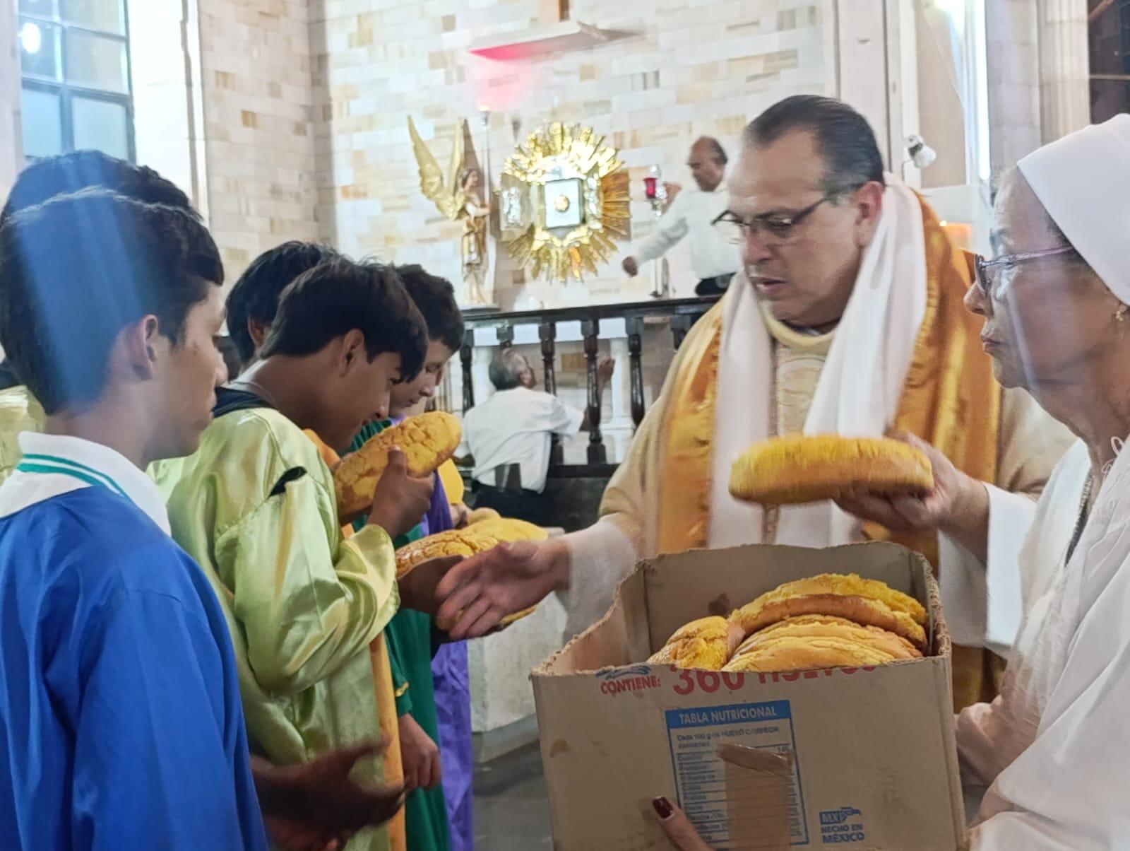 $!Llaman a orar por los sacerdotes y el Papa en la misa de Jueves Santo en Escuinapa