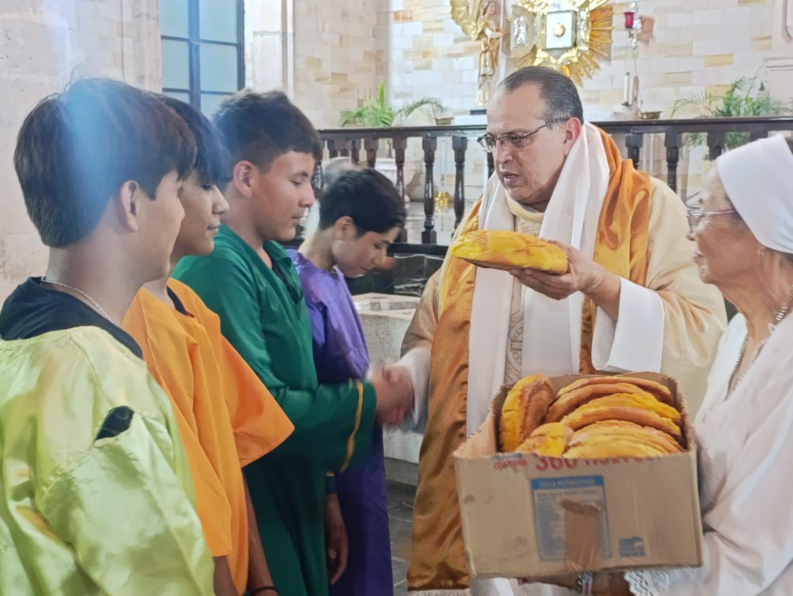 $!Llaman a orar por los sacerdotes y el Papa en la misa de Jueves Santo en Escuinapa